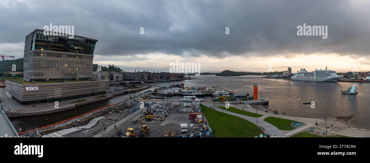 Une photo du musée Munch et de l'Oslofjord intérieur au coucher du soleil. Banque D'Images