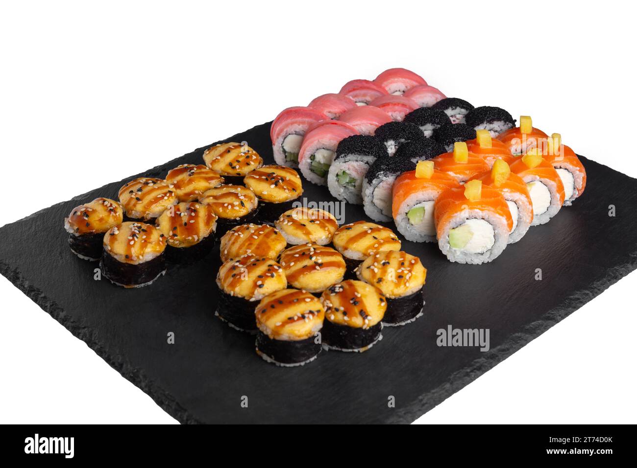 Sushi set avec gingembre et wasabi sur une assiette d'ardoise isolée sur fond blanc. Cinq types de rouleaux dans un ensemble. Banque D'Images