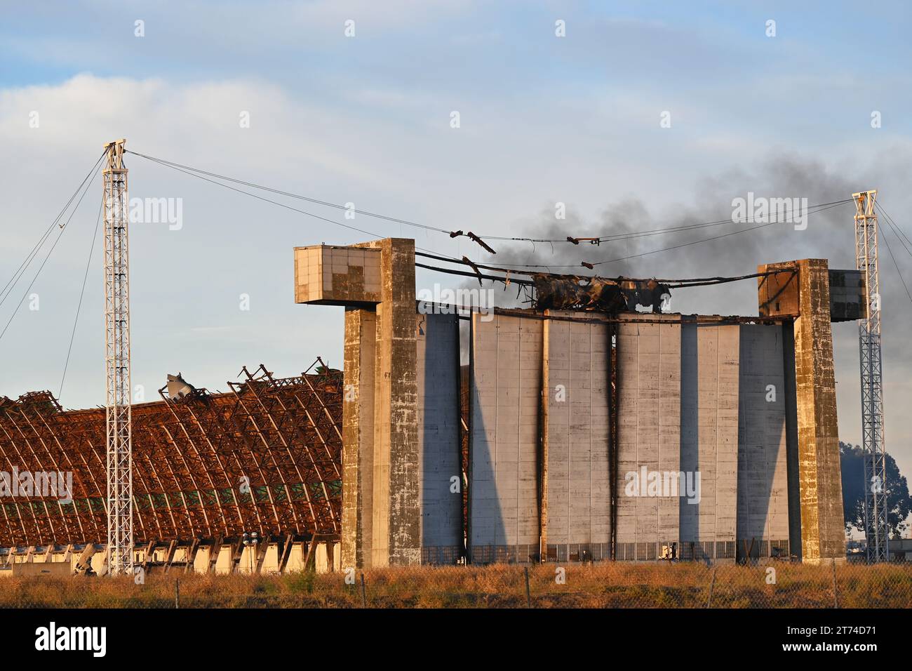 TUSTIN, CALIFORNIE - 13 NOVEMBRE 2023 : le feu du hangar Tustin MCAS Blimp, le matin et tôt, quelques jours après le début du feu, couve toujours. Banque D'Images