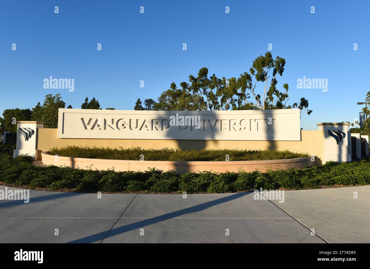 COSTA MESA, CALIFORNIE - 12 NOVEMBRE 2023 : Vanguard University signe, une université protestante privée et le premier collège de 4 ans dans le comté d'Orange. Banque D'Images