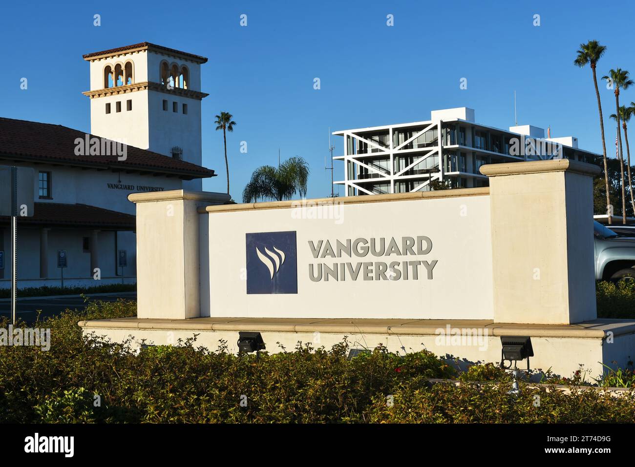 COSTA MESA, CALIFORNIE - 12 NOVEMBRE 2023 : Vanguard University signe, une université protestante privée et le premier collège de 4 ans dans le comté d'Orange. Banque D'Images