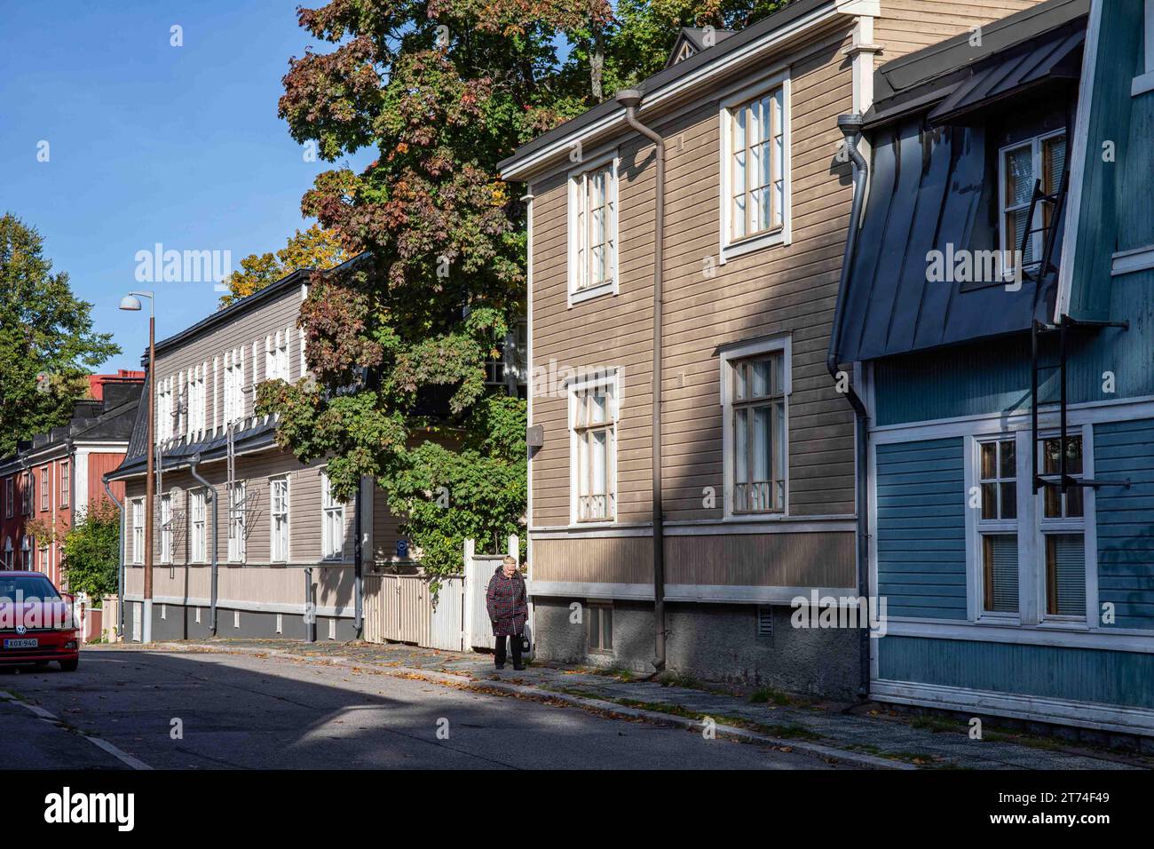 Vue sur la rue avec de vieux bâtiments résidentiels en bois par une journée ensoleillée d'automne dans le quartier Puu-Vallila d'Helsinki, Finlande Banque D'Images