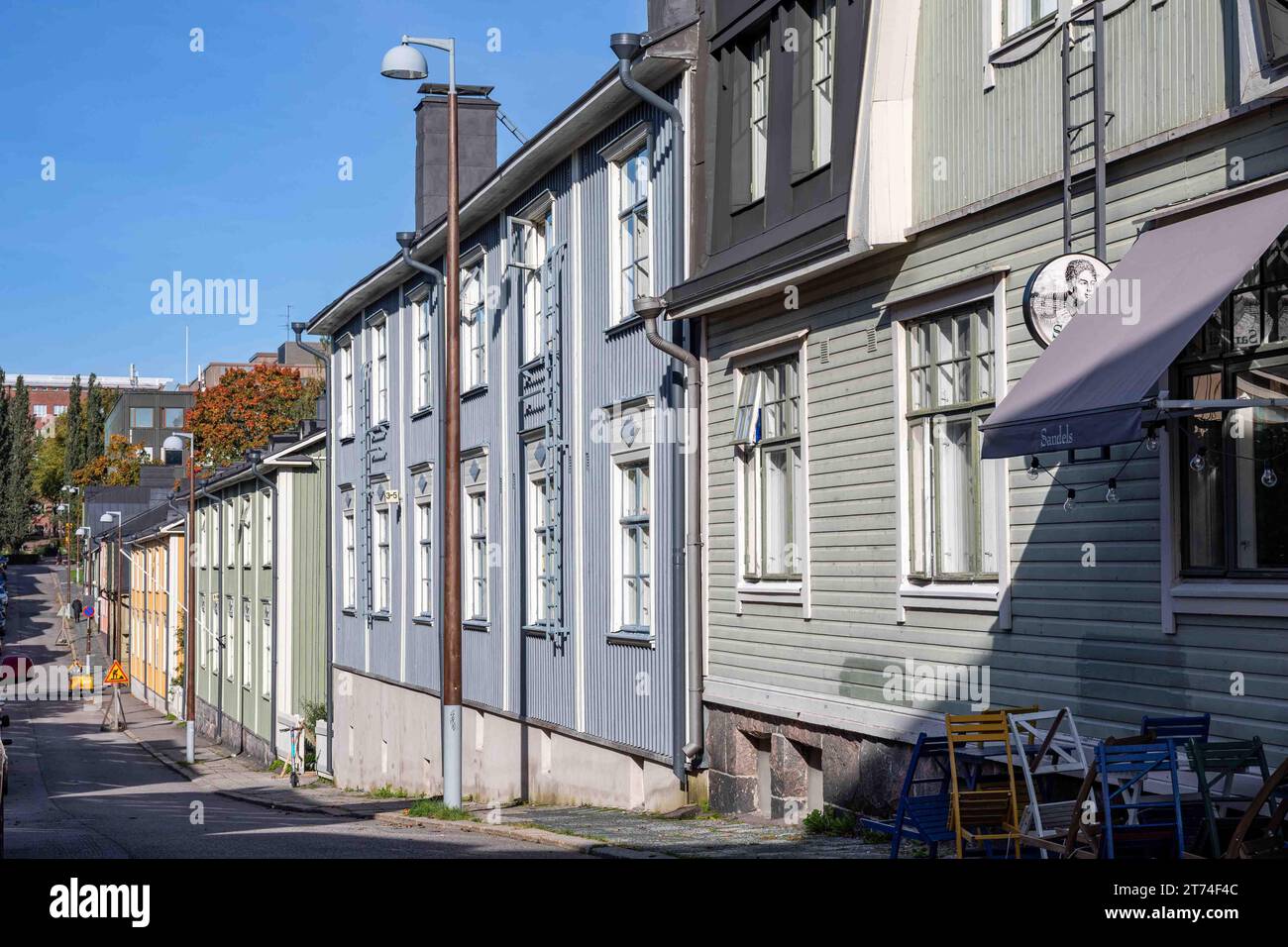 Vue sur la rue Keuruuntie avec de vieux bâtiments résidentiels en bois sur une journée ensoleillée d'automne dans le quartier Puu-Vallila d'Helsinki, Finlande Banque D'Images