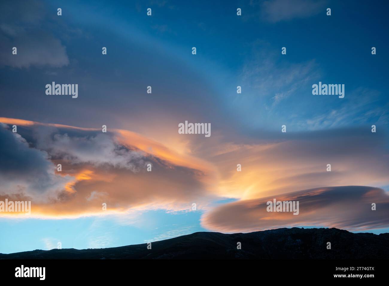 Ciel et nuages au lever du soleil à Asinau, GR20, Corse, France Banque D'Images