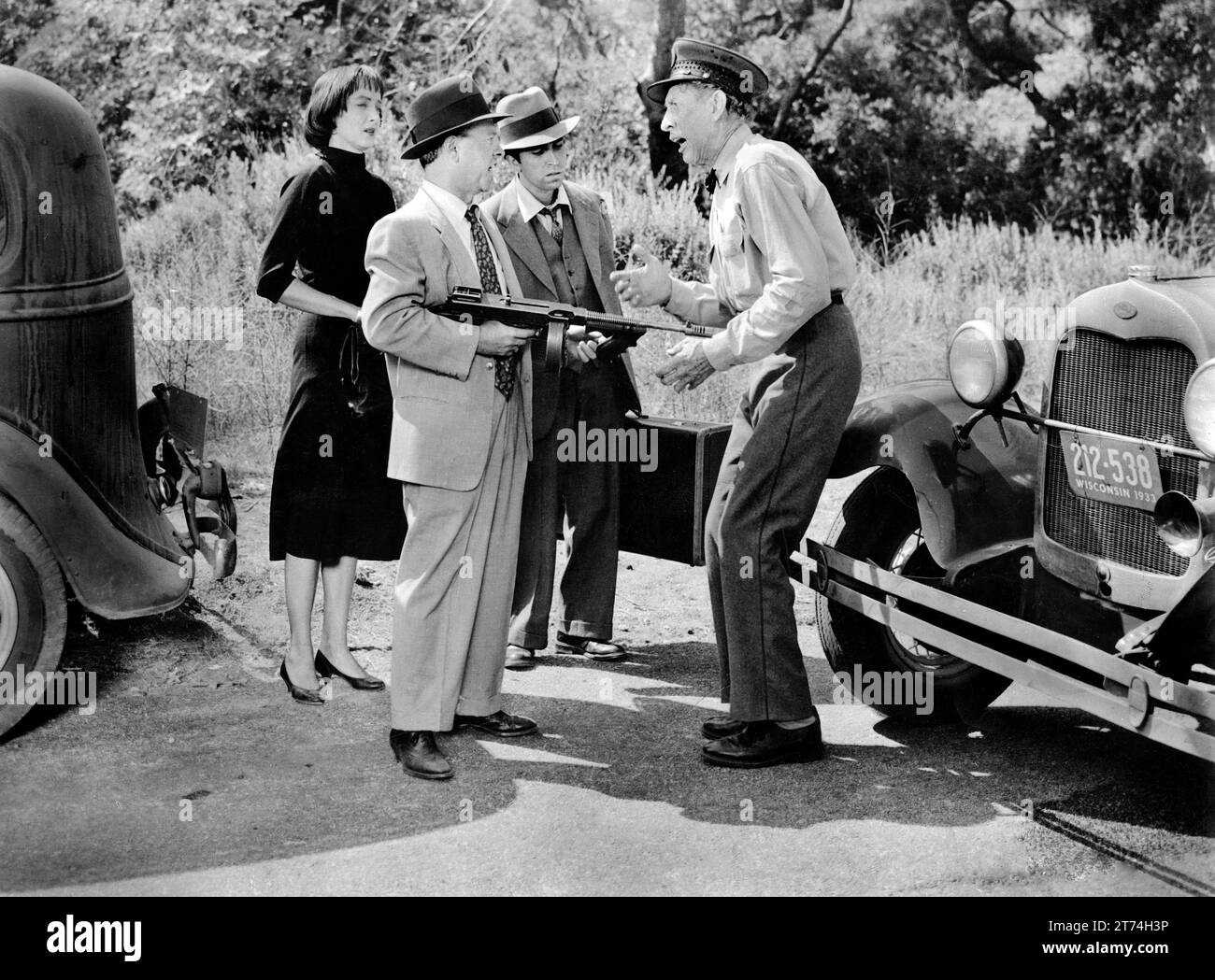 Carolyn Jones, Mickey Rooney (avec pistolet), Dan Terranova (2e à droite), Tom Fadden (à droite), sur le plateau du film, 'Baby face Nelson', United Artists, 1957 Banque D'Images