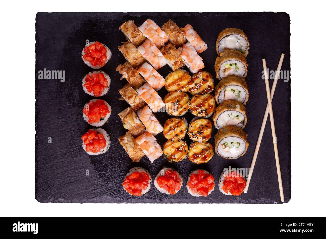 Sushi ensemble sur plaque d'ardoise isolé sur fond blanc. 5 types de rouleaux dans un seul jeu. Vue de dessus. Banque D'Images