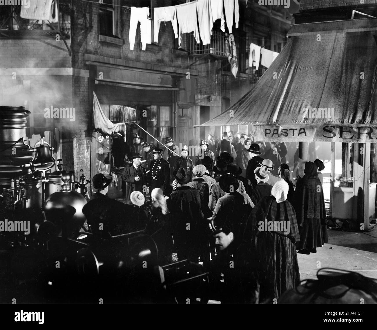 J. Carrol Naish (au centre), sur le plateau du film, 'main noire', MGM, 1950 Banque D'Images