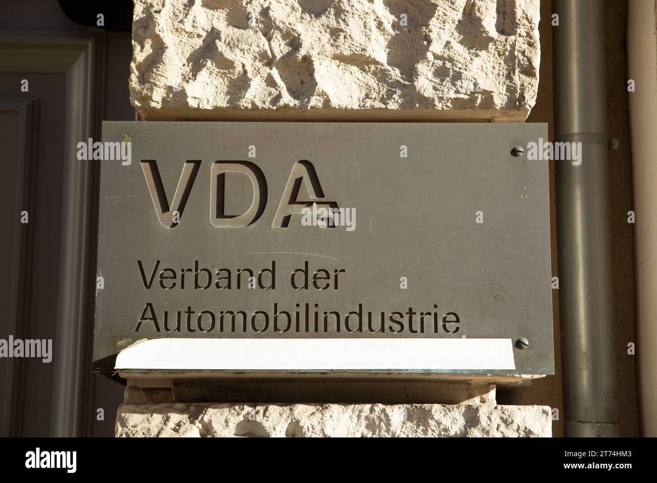 VDA Verband der Automobilindustrie Firmenschild à Berlin *** VDA Association allemande de l'industrie automobile signe à Berlin crédit : Imago/Alamy Live News Banque D'Images