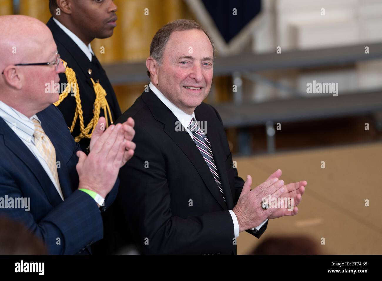 Gary Bettman, président de la Ligue nationale de hockey, participe à une cérémonie d’accueil des Golden Knights de Vegas à la Maison Blanche à Washington, DC, pour célébrer leur victoire en coupe Stanley 2023 le lundi 13 novembre 2023. Crédit : Chris Kleponis/CNP/MediaPunch Banque D'Images