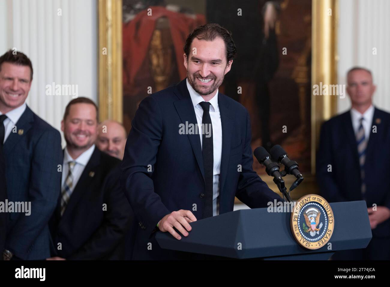 Le capitaine de l’équipe Mark Stone prend la parole lors d’une cérémonie d’accueil des Golden Knights de Vegas à la Maison Blanche à Washington, DC, pour célébrer leur victoire en coupe Stanley 2023, le lundi 13 novembre 2023. Copyright : xChrisxKleponisx/xCNPx/MediaPunchx crédit : Imago/Alamy Live News Banque D'Images