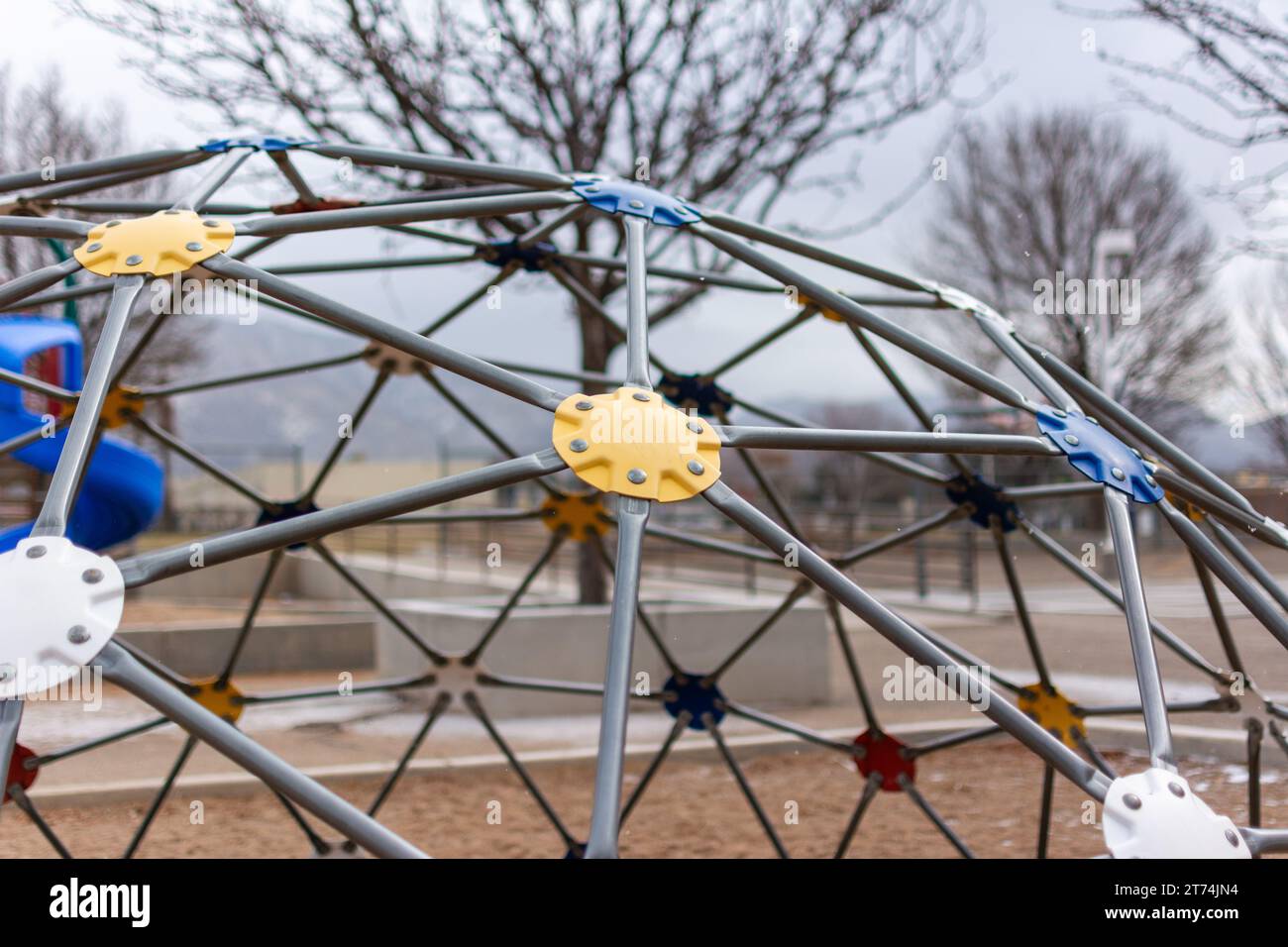 Une salle de gym jungle métallique sur une aire de jeux publique par temps couvert hivernal. Banque D'Images