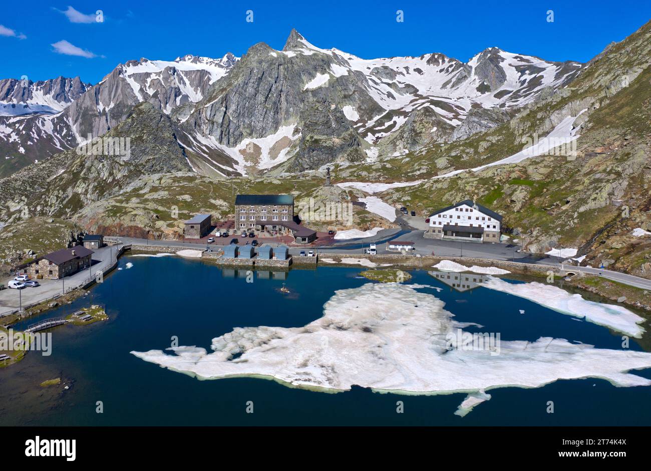 Les Alpes italiennes avec le pic de pain de sucre imminent derrière le lac de montagne Lac du Grand-St-Bernard, Vallée d'Aoste, Italie Banque D'Images