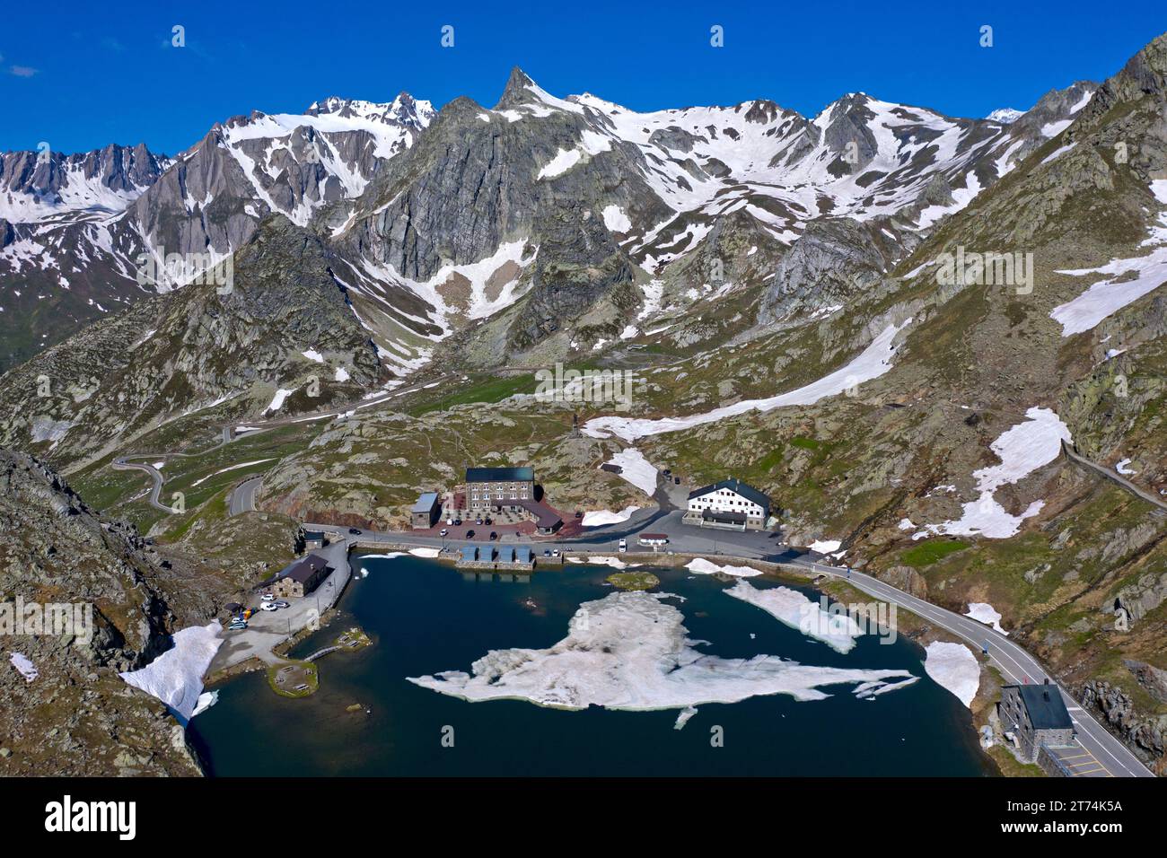 Fonte des neiges sur le lac de montagne du Grand-St-Bernard sur la Great St. Col de Bernard, Bourg-Saint-Bernard, Valais, Suisse Banque D'Images
