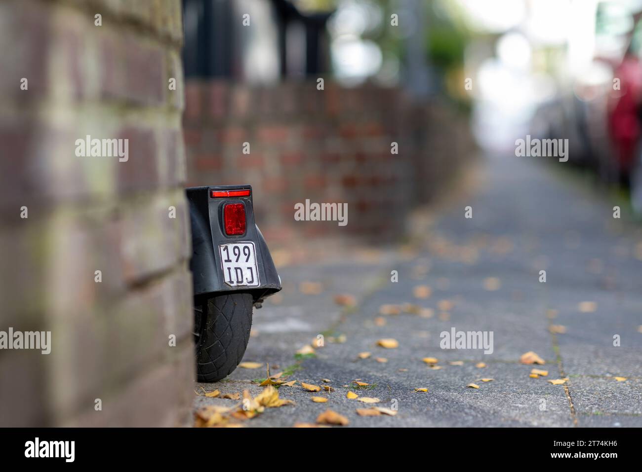 Un scooter électrique garé se cache derrière le coin de Cologne Banque D'Images