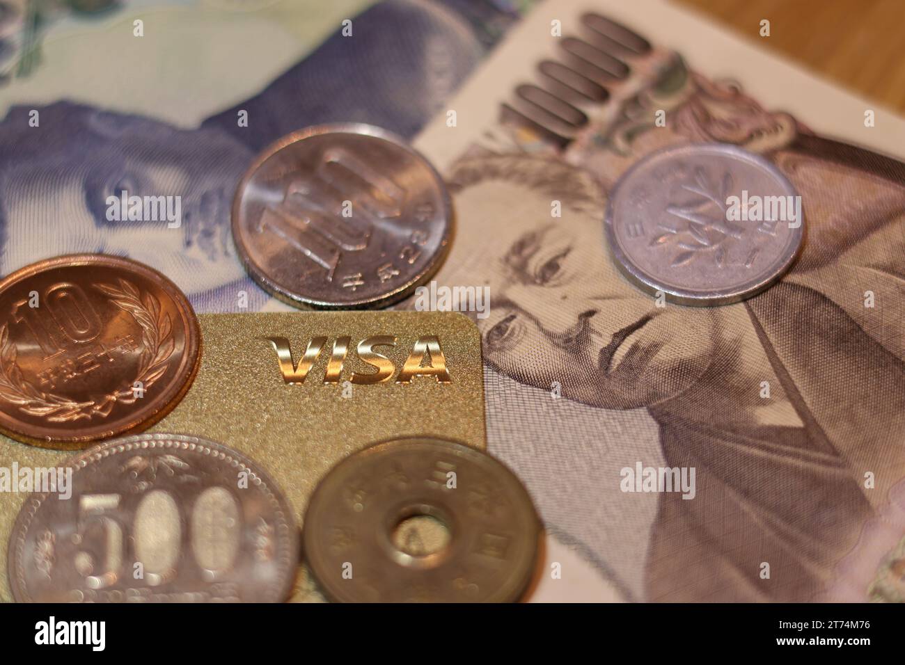 Assortiment de devises composé de pièces de monnaie, de pièces de deux pences, d'un billet de banque et d'autres formes de papier-monnaie disposées en pile sur fond blanc Banque D'Images