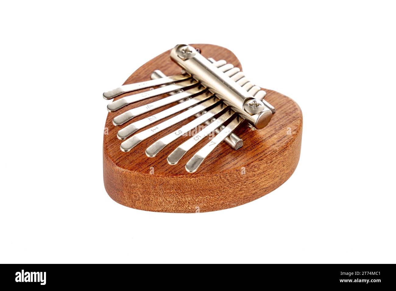 Instrument de musique africaine acoustique en bois kalimba mbira isolé sur fond Banque D'Images