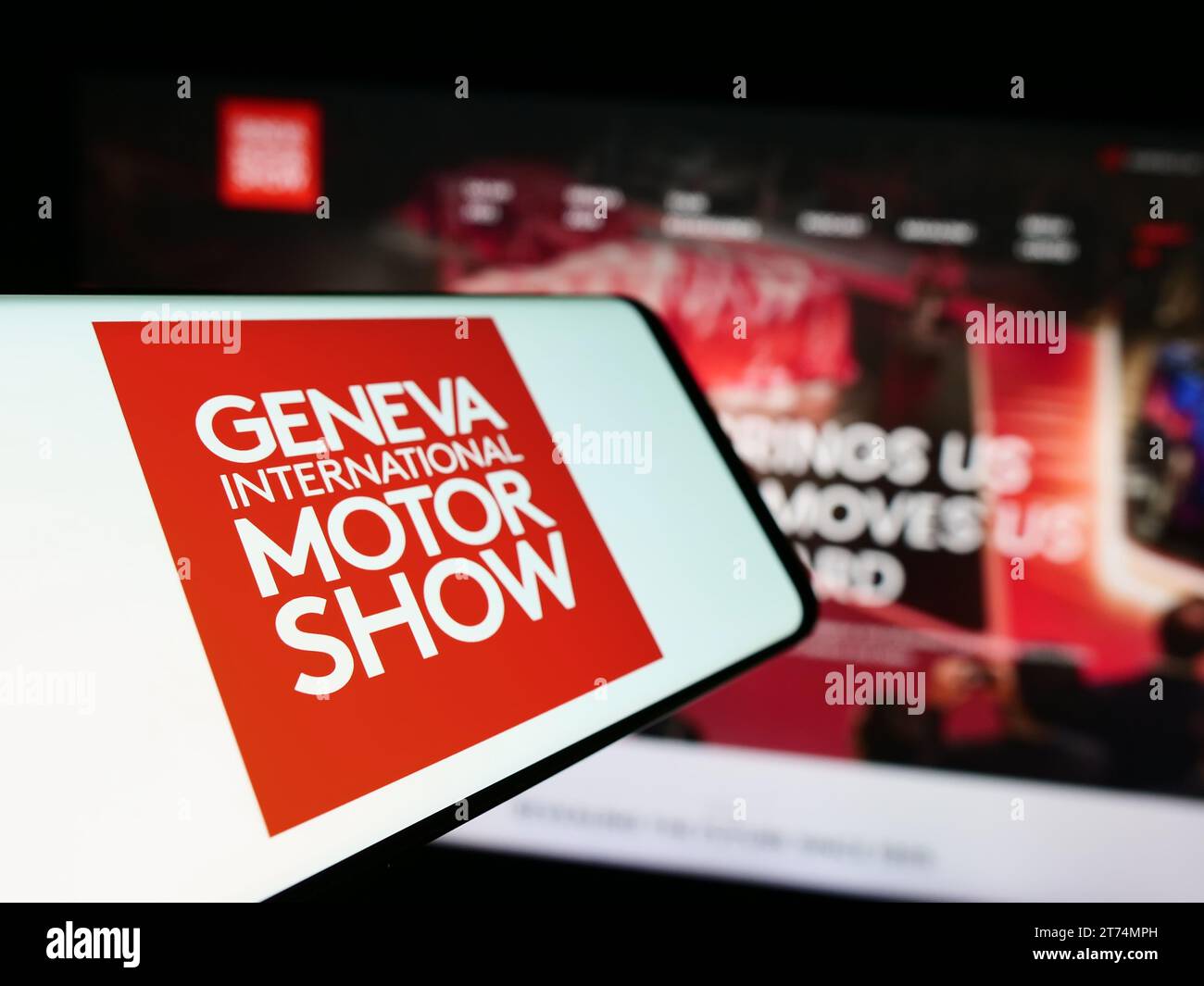 Smartphone avec logo du salon de l'auto suisse Genève salon international de l'automobile en face du site Web de l'entreprise. Concentrez-vous sur le centre gauche de l'écran du téléphone. Banque D'Images