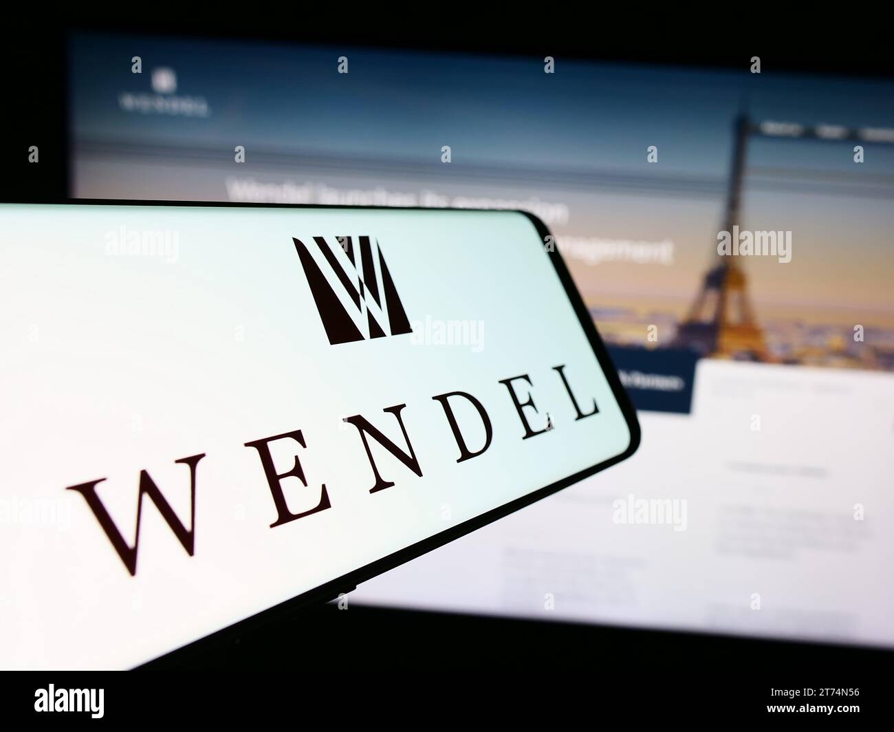 Téléphone portable avec logo de la société d'investissement française Wendel se devant le site Web de l'entreprise. Concentrez-vous sur le centre de l'écran du téléphone. Banque D'Images