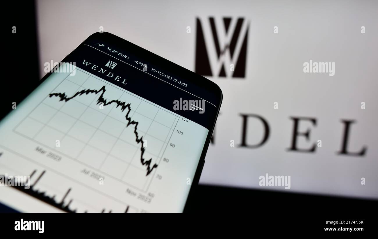 Téléphone portable avec le site Internet de la société d'investissement française Wendel se devant le logo de l'entreprise. Effectuez le focus sur le coin supérieur gauche de l'écran du téléphone. Banque D'Images
