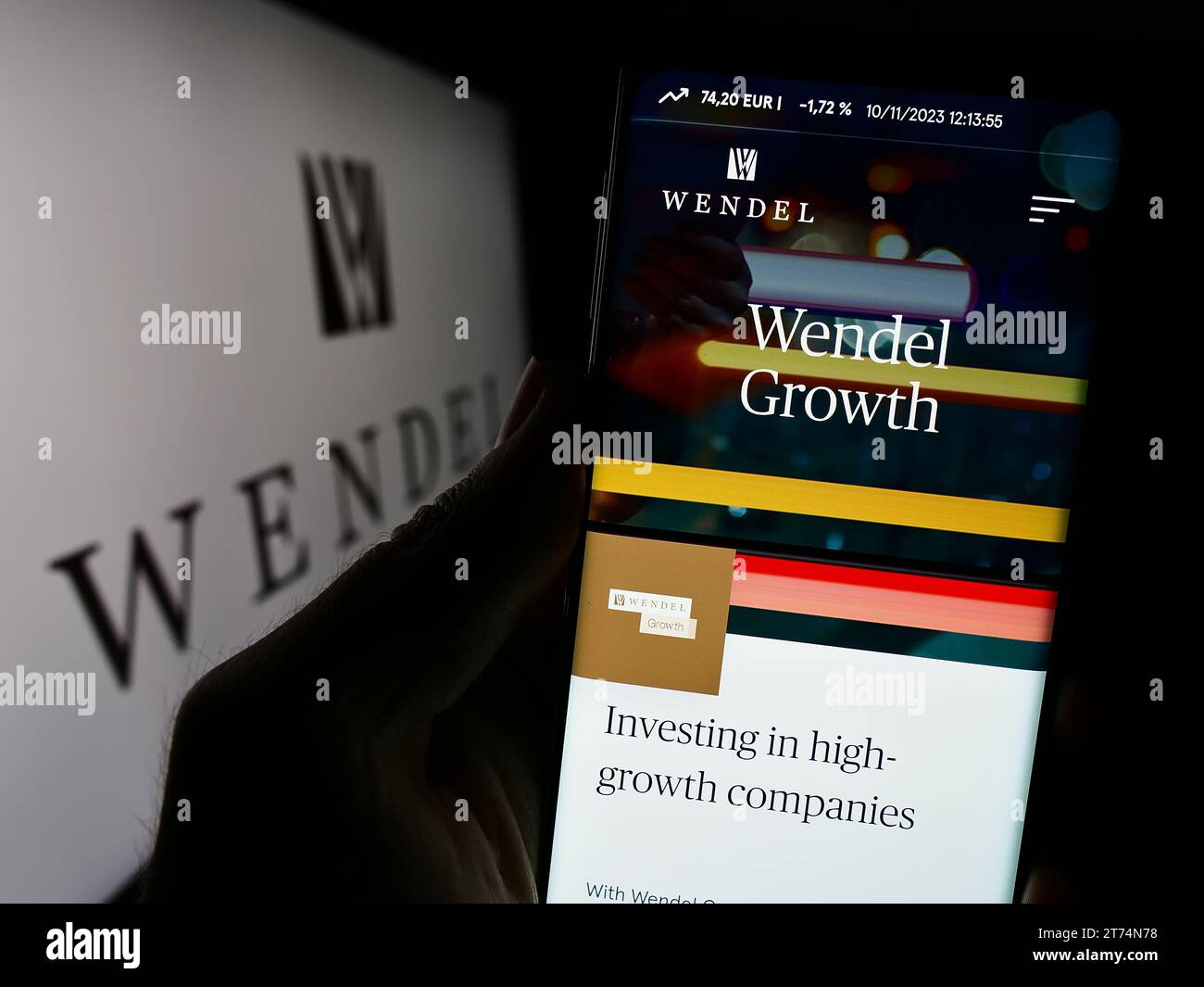 Personne détenant un smartphone avec la page web de la société d’investissement française Wendel se devant le logo de l’entreprise. Concentrez-vous sur le centre de l'écran du téléphone. Banque D'Images