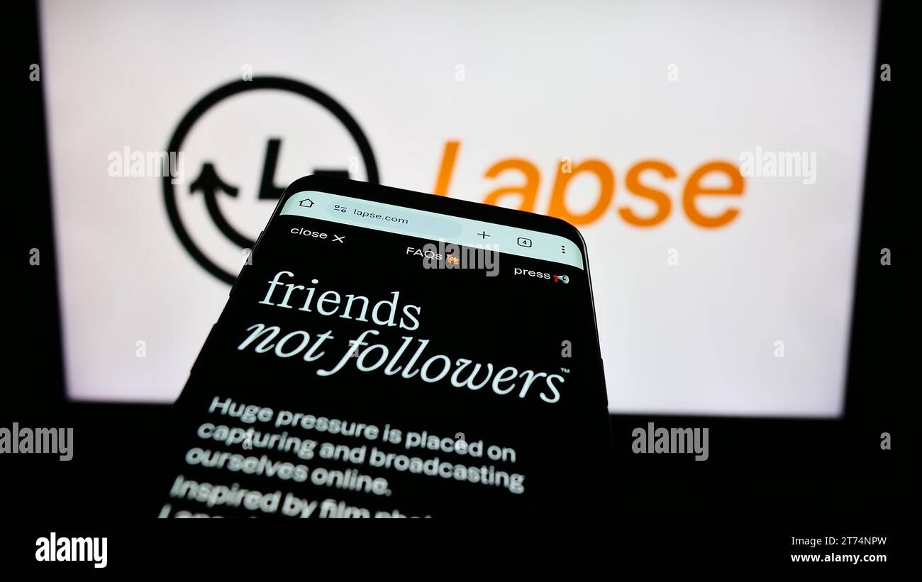 Smartphone avec le site Web de l'application d'appareil photo jetable lapse devant le logo. Effectuez le focus sur le coin supérieur gauche de l'écran du téléphone. Banque D'Images