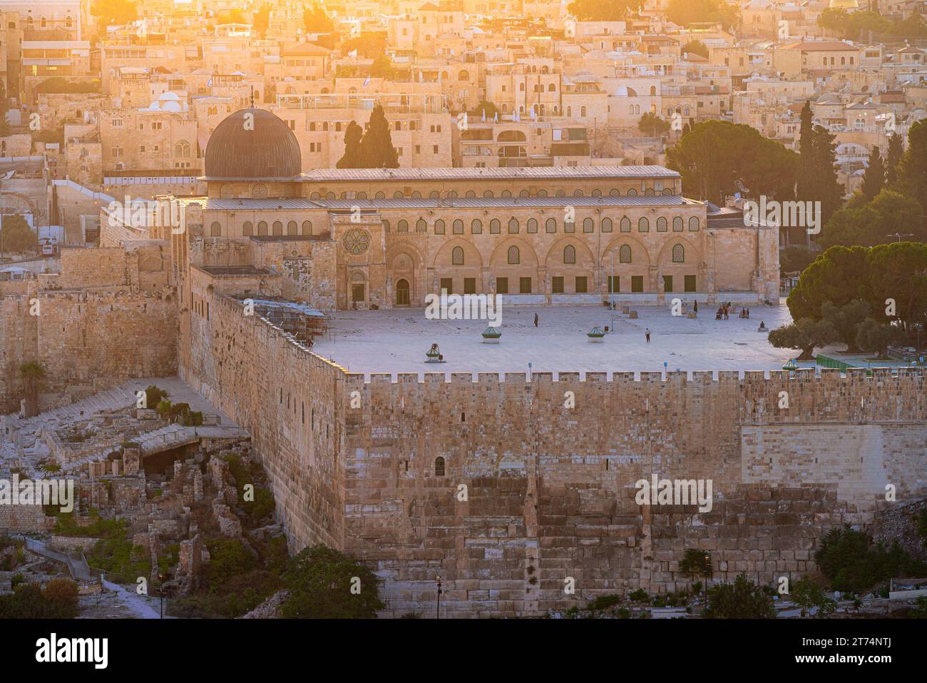 La vieille ville de Jérusalem, vue de la mosquée al-Aqsa sur le Mont du Temple à l'heure d'or Banque D'Images