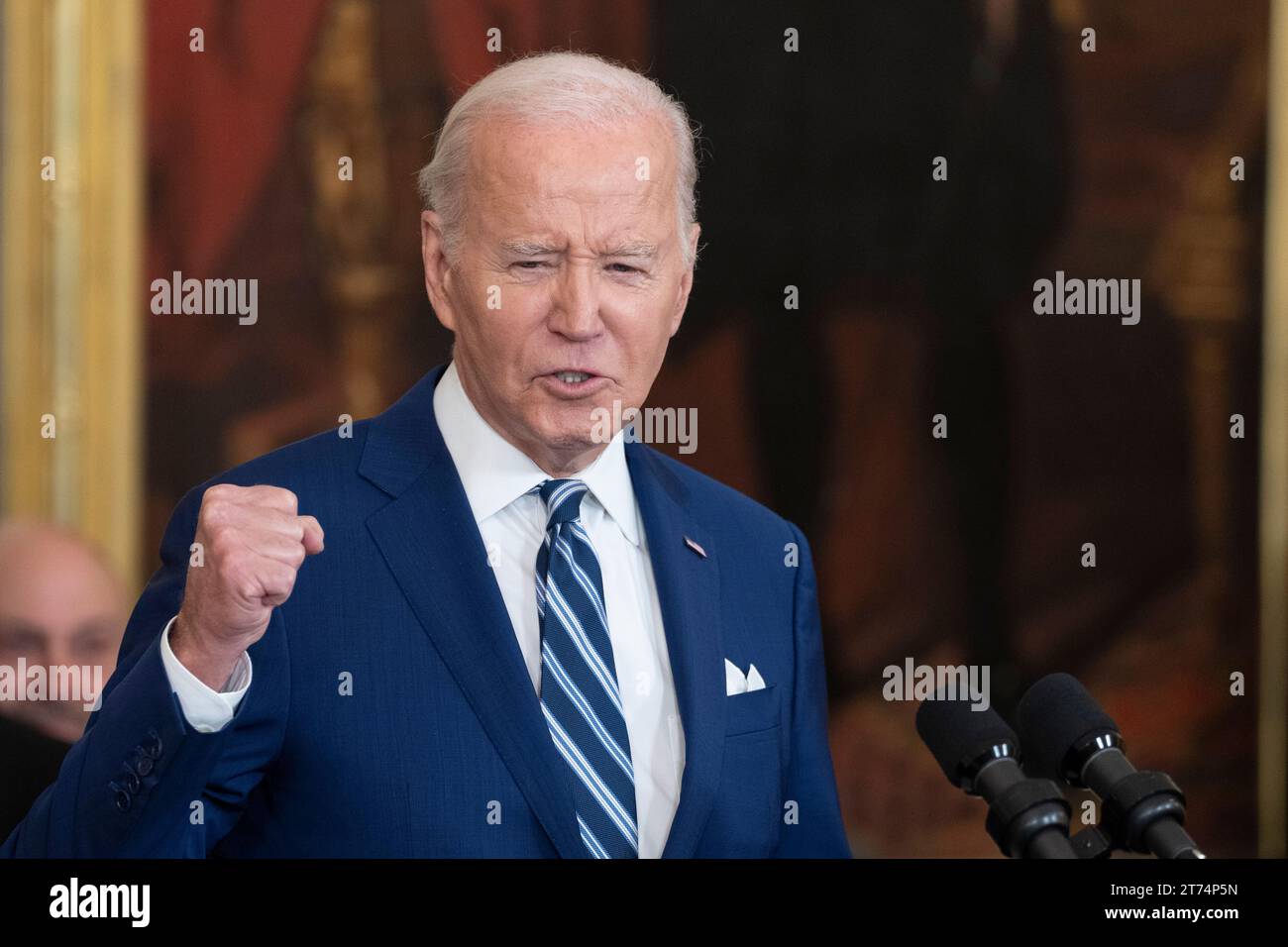 Washington, Vereinigte Staaten. 13 novembre 2023. Le président américain Joe Biden accueille les Golden Knights de Vegas à la Maison Blanche à Washington, DC, pour célébrer leur victoire en coupe Stanley 2023, le lundi 13 novembre 2023. Crédit : Chris Kleponis/CNP/dpa/Alamy Live News Banque D'Images