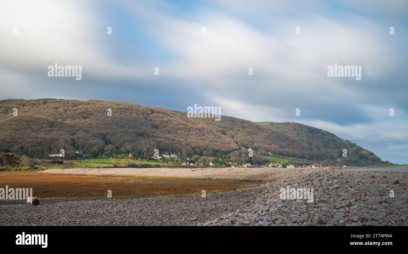 Vue arrière le long des berges de pierre vers Porlock Hill d'où la digue est brisée, Porlock Marshes, Porlock, Somerset, Angleterre Royaume-Uni Banque D'Images