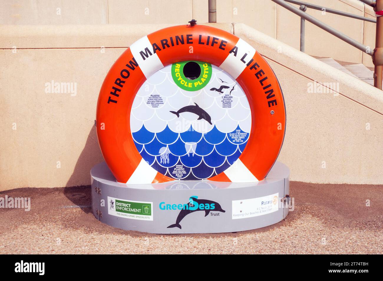 Save Sealife message JETEZ LA VIE MARINE Une BOUÉE DE sauvetage sous la forme d'une ceinture de sauvetage avec des logos GreenSeas Trust à Cleveleys Lancashire England Royaume-Uni Banque D'Images