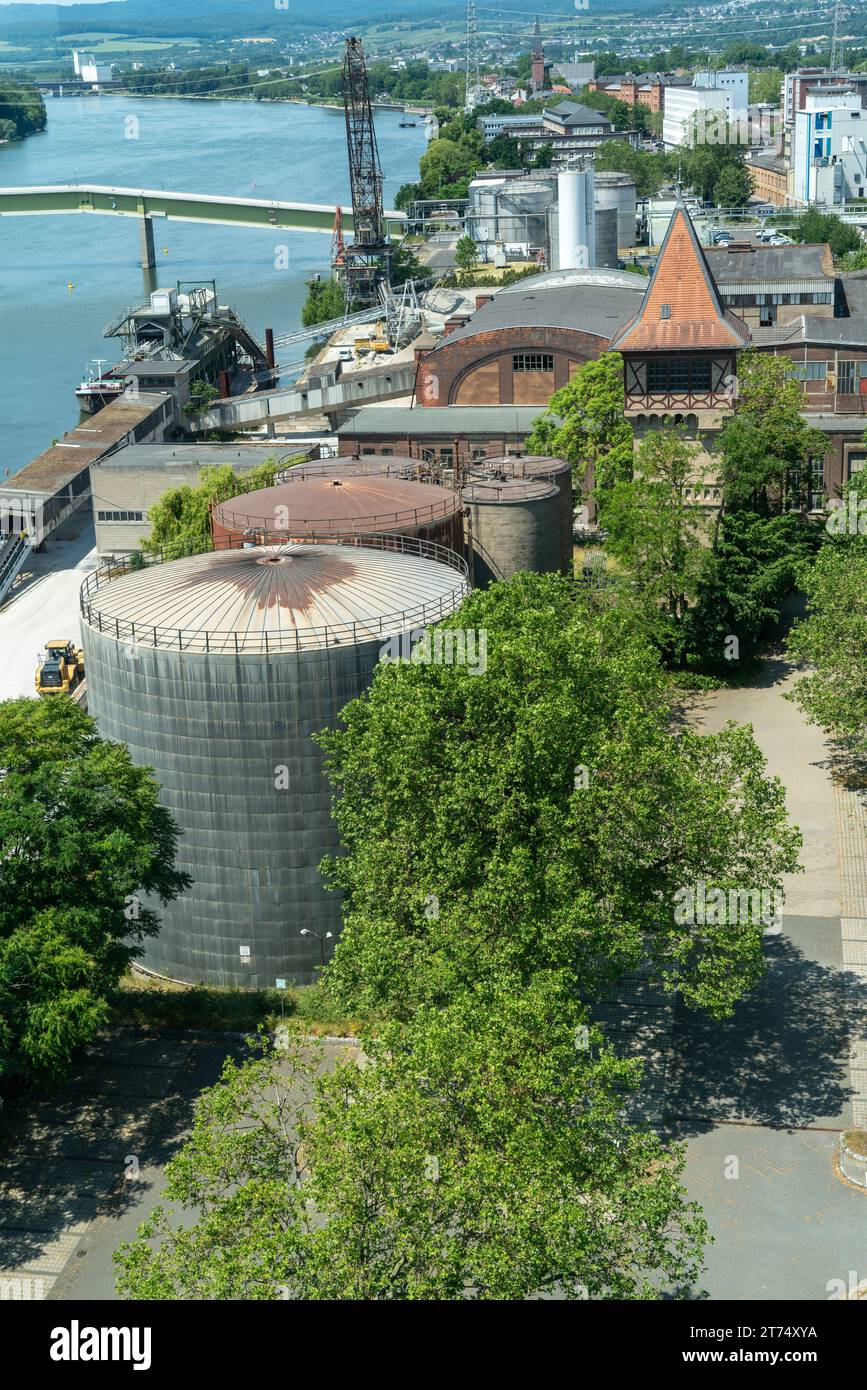 Rhin près de Wiesbaden Biebrich avec zone industrielle Banque D'Images