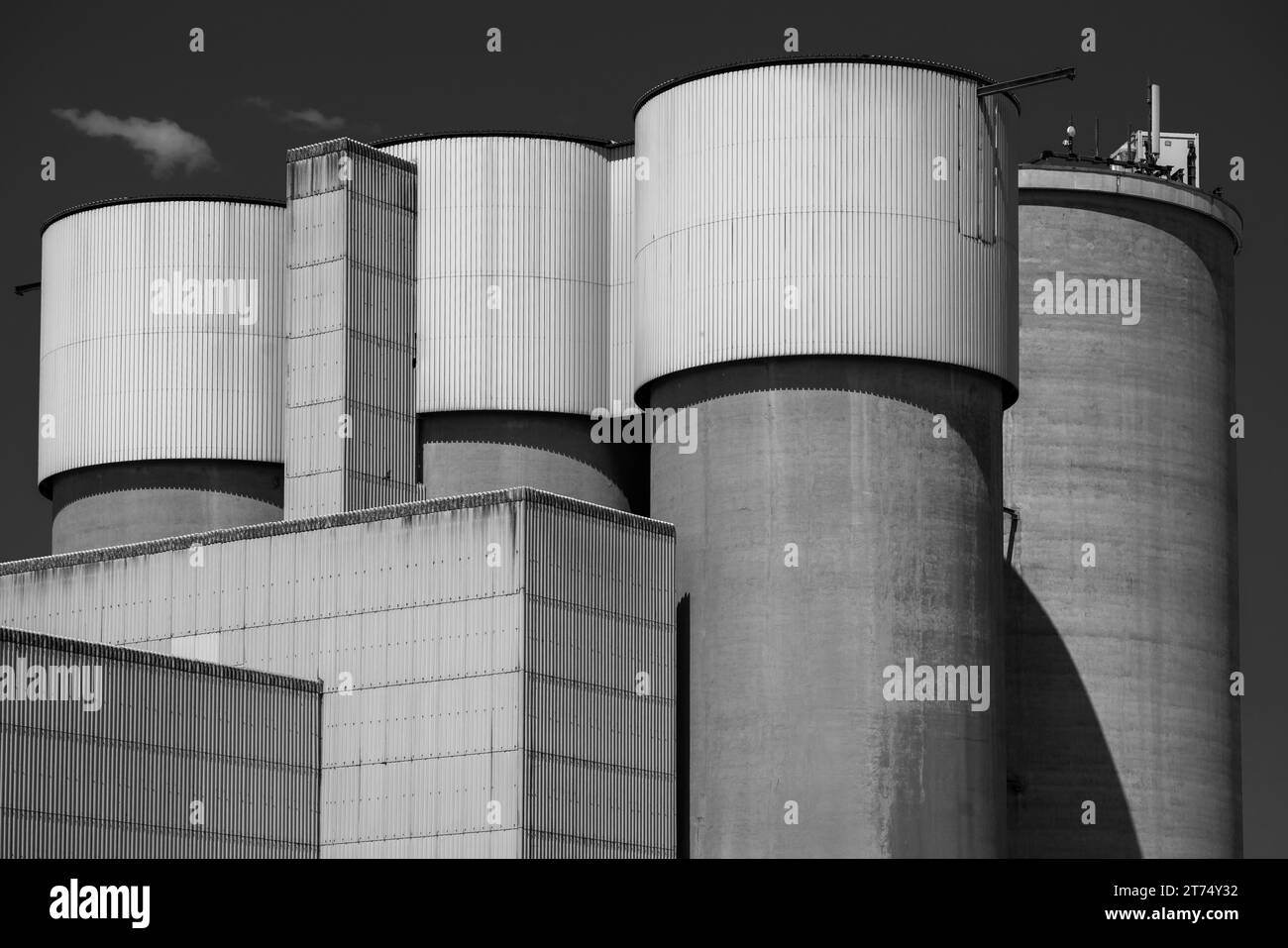 Cimenterie avec silos et tours de traitement Banque D'Images