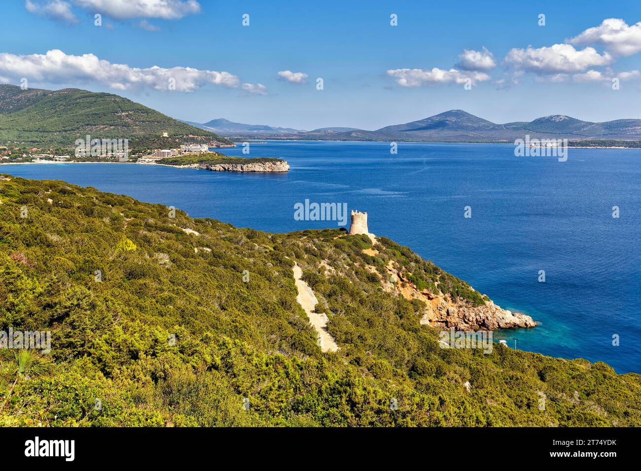 Vue sur la côte avec la tour Bollo, Capo Caccia promontoire, le parc national de Porto Conte, Alghero, Sardaigne, mer Méditerranée, Italie Banque D'Images