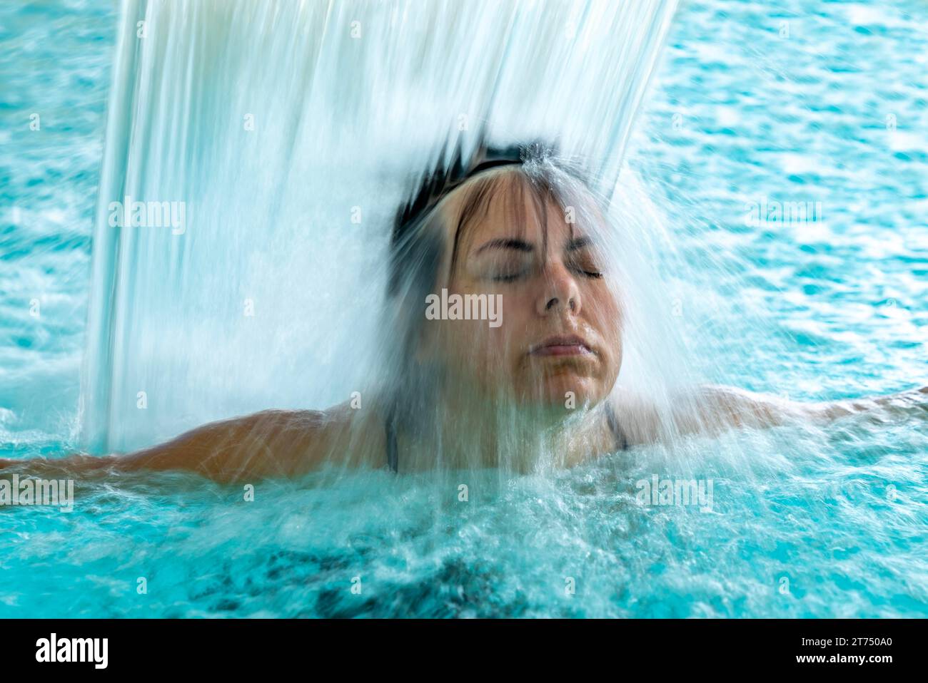 Visage de femme dans une cascade dans un SPA piscine à longue exposition en Suisse Banque D'Images