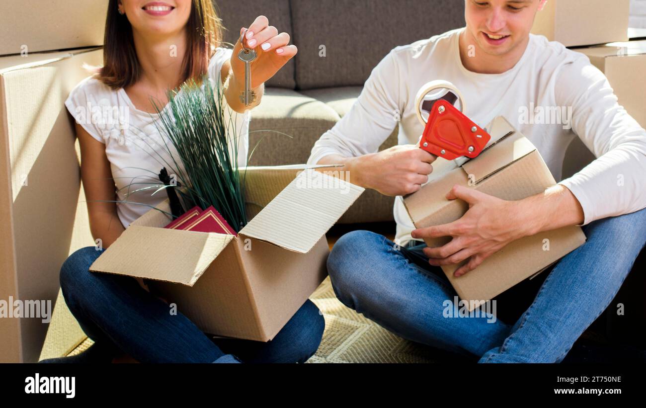 Joyfull couple emballant des boîtes en carton Banque D'Images