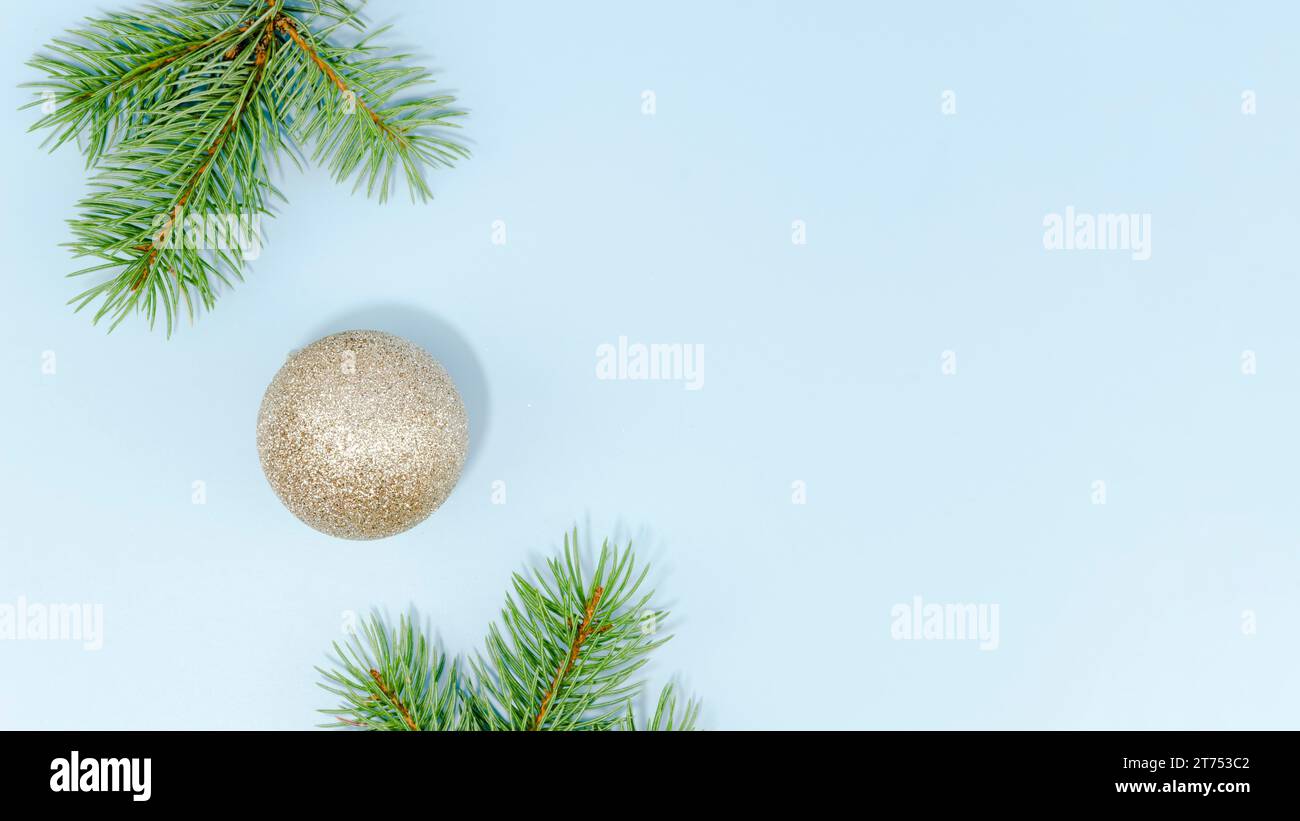 Feuilles de pin boule de noël minimalistes avec espace de copie Banque D'Images