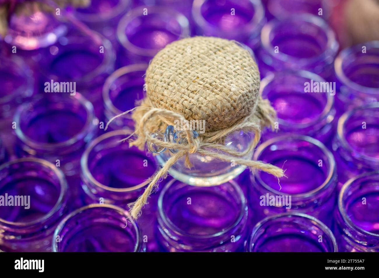 Jeu de petites bouteilles transparentes vides dans une boîte Banque D'Images