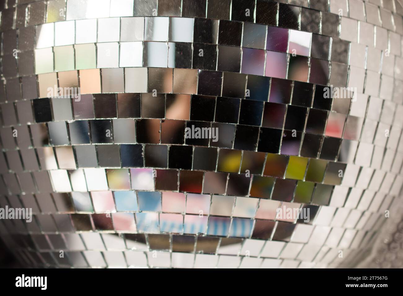 Bal disco avec des pièces de miroir pour danser dans un club de discothèque Banque D'Images
