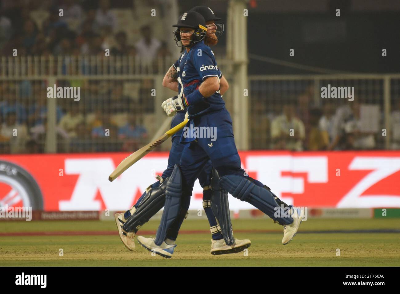 Kolkata, Ciudad de Mexico, Inde. 13 novembre 2023. Novembre 11, Kolkata, Inde : Ben Stokes (à gauche) et Joe Root d'Angleterre courent entre les guichets jouent un tir lors du match de la coupe du monde de cricket masculin ICC 2023 entre l'Angleterre et le Pakistan au stade Eden Gardens. Le 11 novembre 2023 à Kolkata, en Inde. (Image de crédit : © Dipa Chakraborty/eyepix via ZUMA Press Wire) USAGE ÉDITORIAL SEULEMENT! Non destiné à UN USAGE commercial ! Banque D'Images