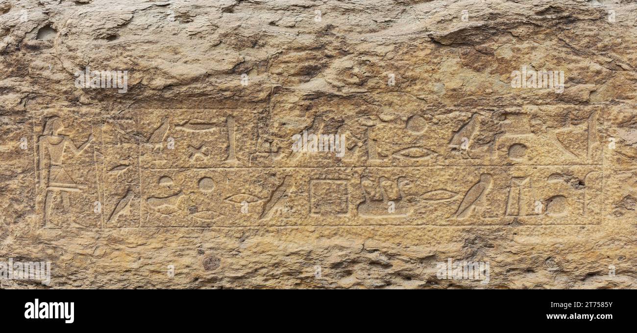 SAQQARA, ÉGYPTE - 23 MARS 2023 : anciens textes hiéroglyphiques d'Egyp sur les murs de la nécropole de Saqqara, Égypte Banque D'Images