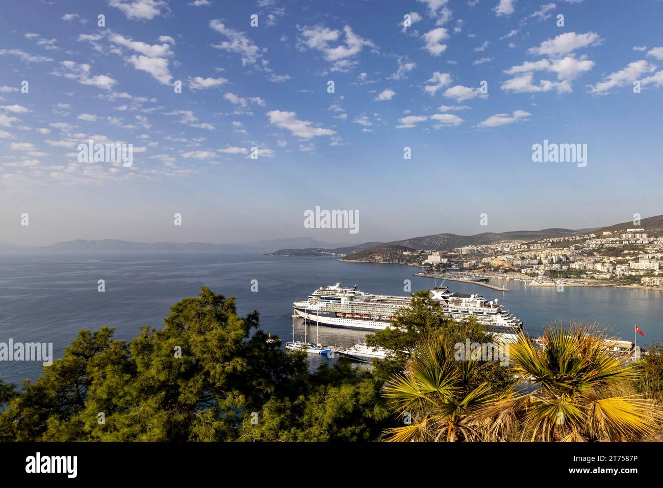 Celebrity Infinity, navire de croisière de la compagnie maritime Celebrity Cruises et MSC Musica. Port de croisière de Kusadasi. La ville portuaire turque de Banque D'Images