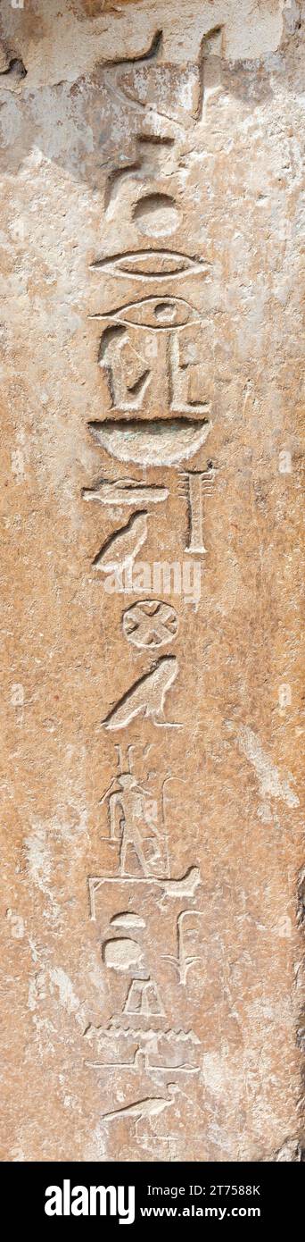 SAQQARA, ÉGYPTE - 23 MARS 2023 : anciens textes hiéroglyphiques d'Egyp sur les murs de la nécropole de Saqqara, Égypte Banque D'Images