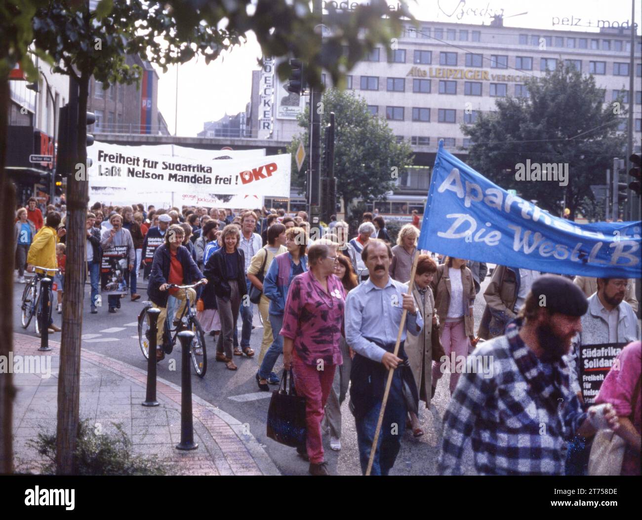 DEU, Allemagne : les diapositives historiques des années 84-85 r, Bonn. Mouvement pour la paix manifeste contre l'apartheid et pour la liberté Nelson Mandela ca. Banque D'Images