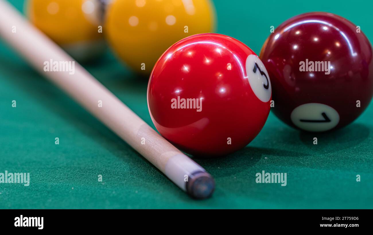 Configuration de table de billard avec boules de piscine colorées, prêt pour un jeu passionnant de CUE sports Banque D'Images