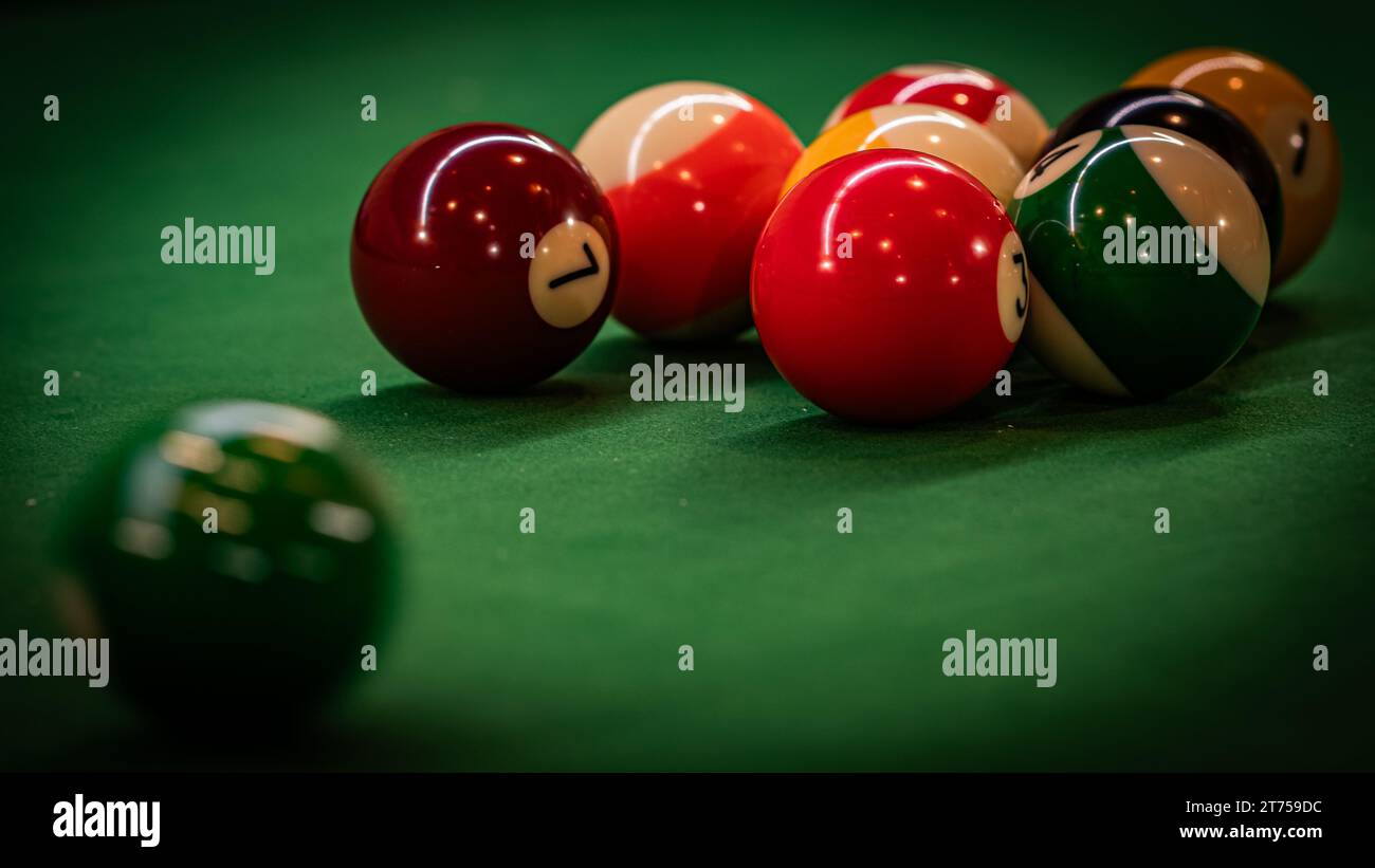 Composition frappante d'une table de billard, mettant en valeur l'attrait et la stratégie du jeu de billard Banque D'Images
