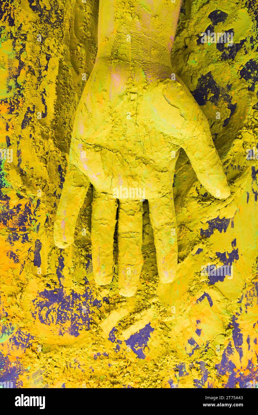 Couverture de main avec de la peinture en poudre pendant le festival Holi Banque D'Images