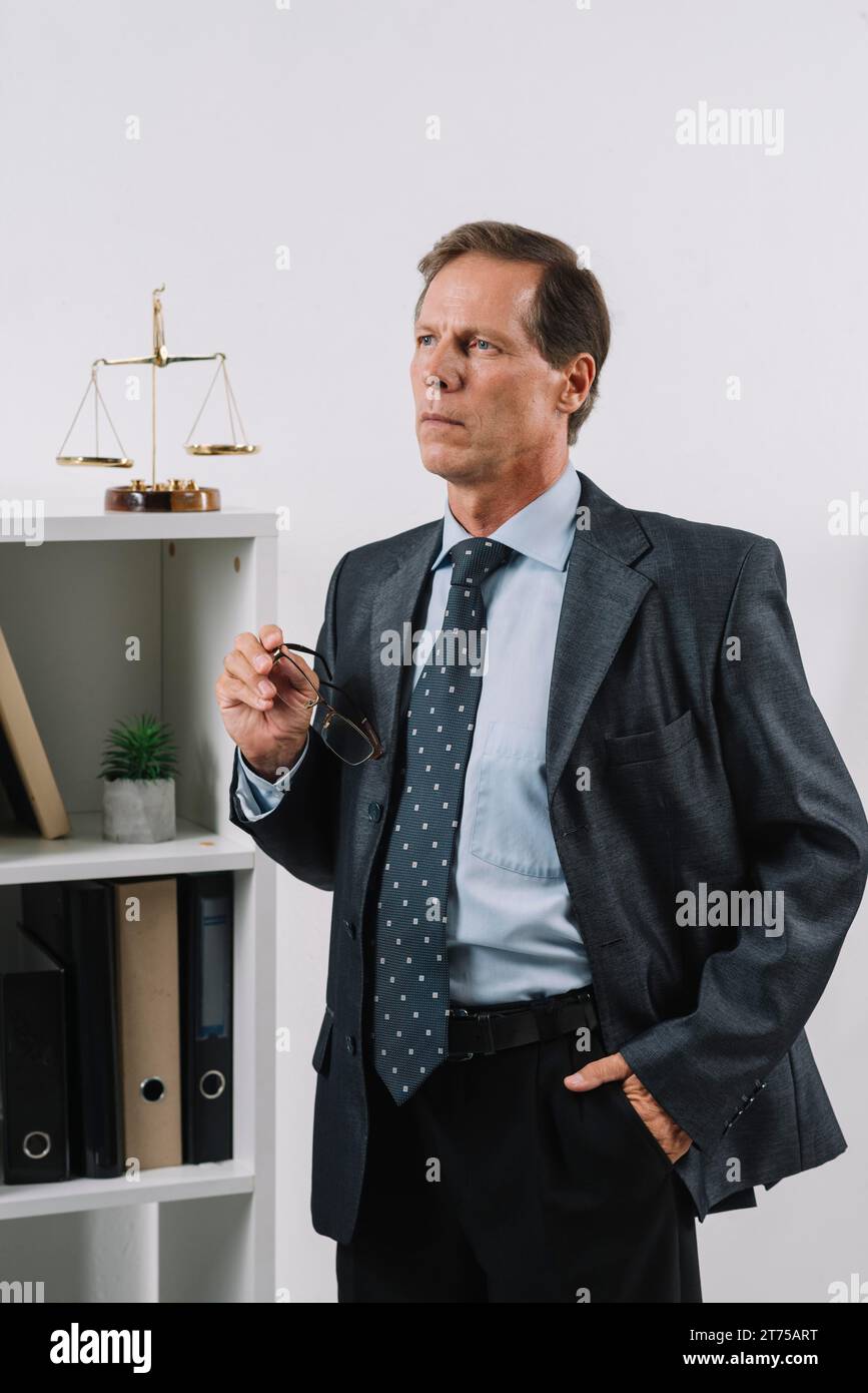 Portrait contemplé avocat mature avec la main sa poche Banque D'Images