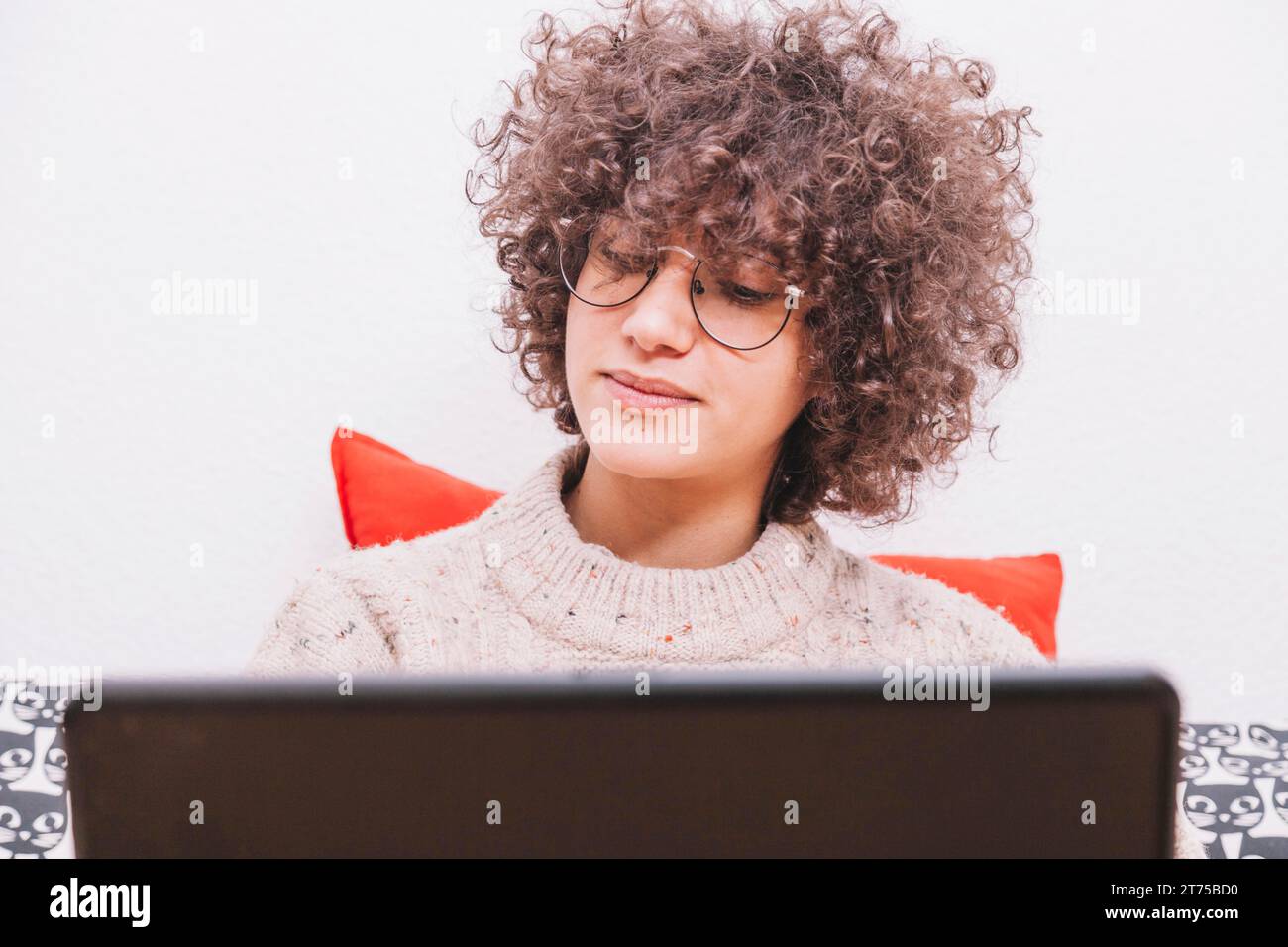 Lunettes d'adolescent à l'aide d'un ordinateur portable Banque D'Images
