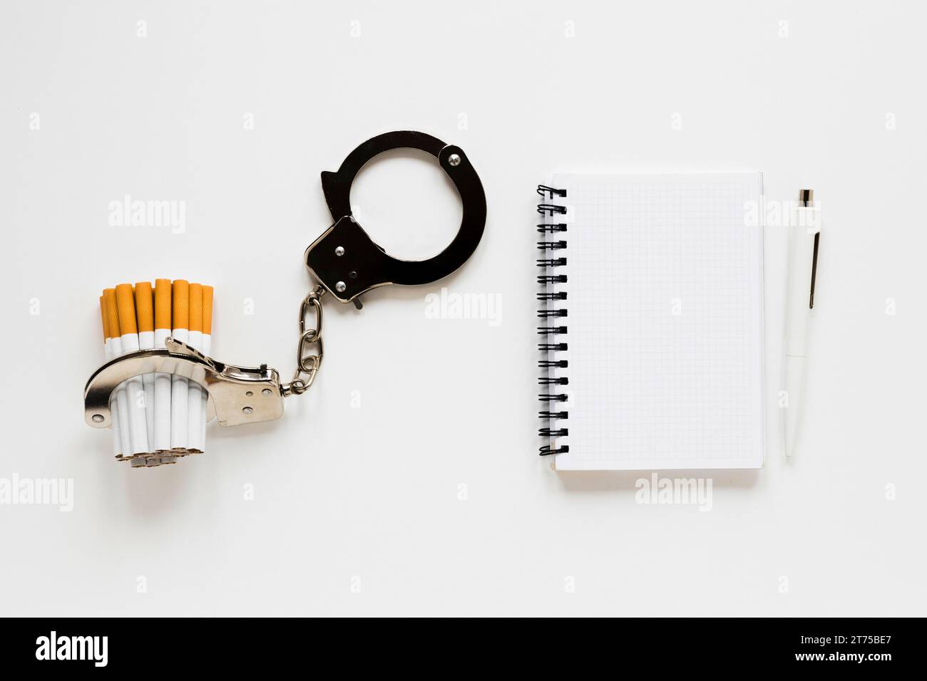 Cahier vue de dessus avec menottes de cigarette Banque D'Images