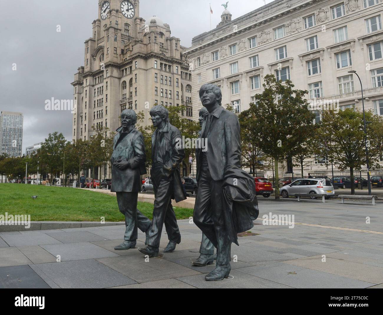 Liverpool, Angleterre, Grande-Bretagne. 1 octobre 2023. 20231001 : la statue des Beatles est dévoilée en 2015 à Pier Head à Liverpool, en Angleterre. Le Cavern Club a fait don de la statue de bronze, créée par le sculpteur local Andy Edwards. (Image de crédit : © Chuck Myers/ZUMA Press Wire) USAGE ÉDITORIAL SEULEMENT! Non destiné à UN USAGE commercial ! Banque D'Images