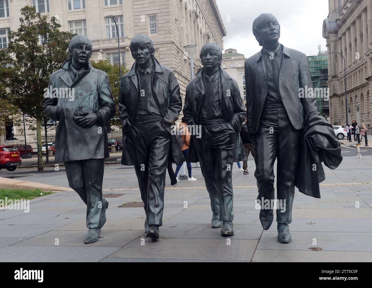 Liverpool, Angleterre, Grande-Bretagne. 1 octobre 2023. 20231001 : la statue des Beatles est dévoilée en 2015 à Pier Head à Liverpool, en Angleterre. Le Cavern Club a fait don de la statue de bronze, créée par le sculpteur local Andy Edwards. (Image de crédit : © Chuck Myers/ZUMA Press Wire) USAGE ÉDITORIAL SEULEMENT! Non destiné à UN USAGE commercial ! Banque D'Images